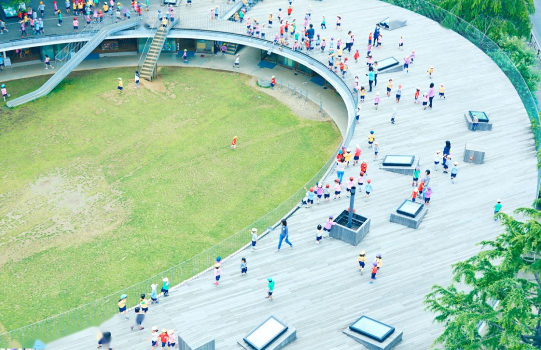 極簡設(shè)計的幼兒園成為孩子釋放天性的樂園